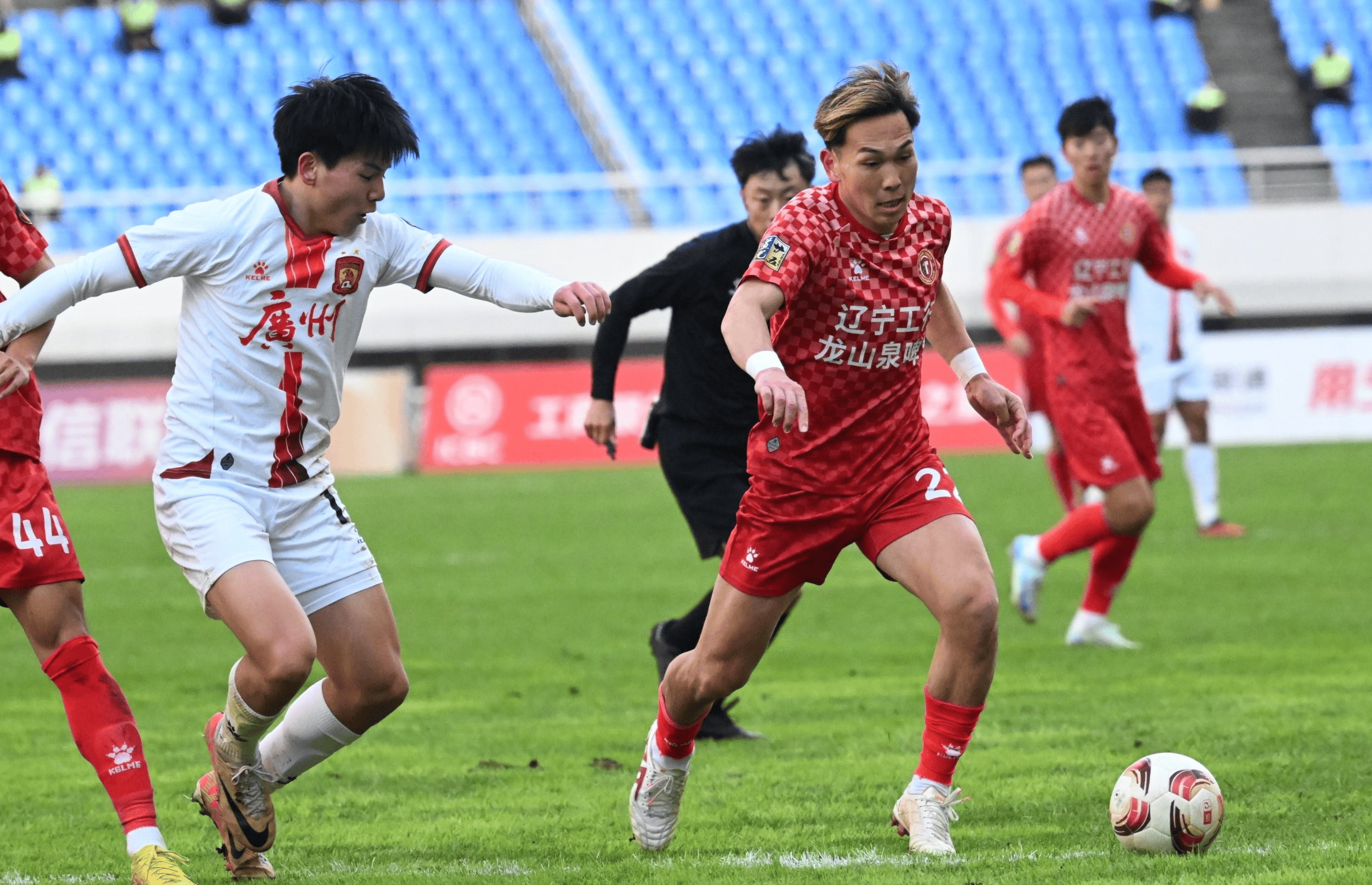 关于中甲第17轮综述：铁人拿下榜首大战冲超形势明朗广西青岛保级艰难的信息