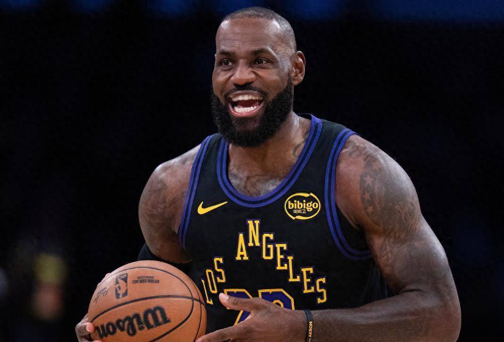 詹姆斯40岁期间共出战56场比赛，场均23.9分7.4次助7.1个板的简单介绍