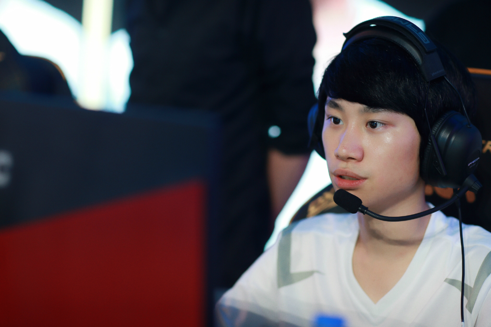 关于Doinb发布视频：兄弟们，染头发花了3300的信息