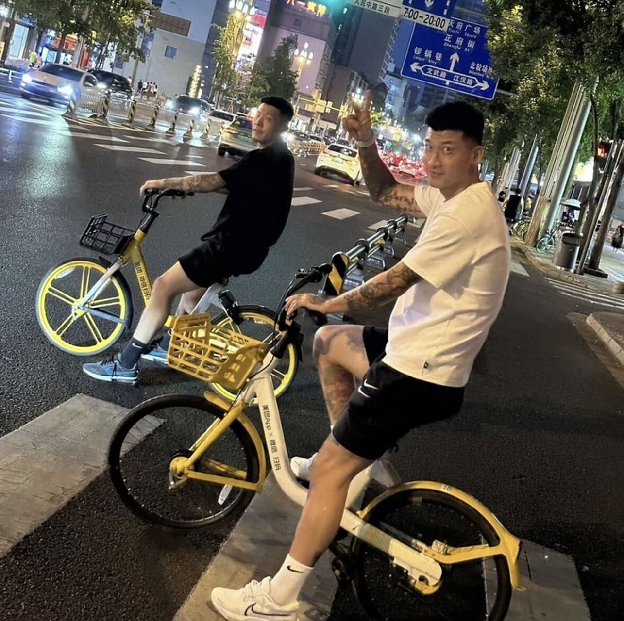 关于刘殿座与王大雷相聚，孩子们的网球友谊赛引发热议！的信息