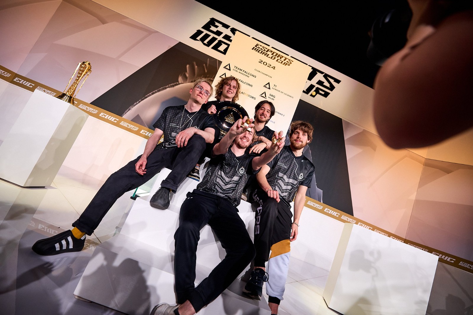 包含电竞世界杯《DOTA2》：TS战队再次夺冠获100万美元奖金的词条