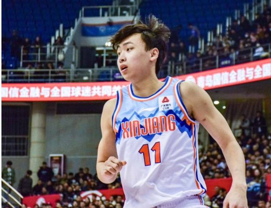 包含齐麟全场投篮11中6，罚球2中2得到15分1篮板2助攻的词条