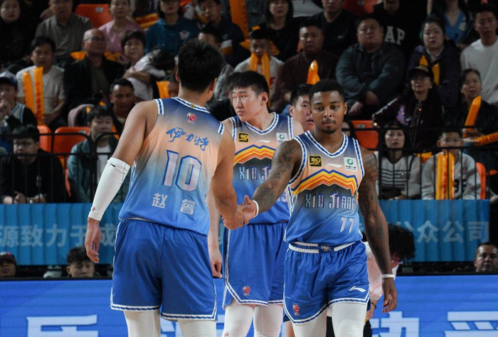 郭艾伦伤停！新疆大胜广州结束4连败阿不都18+10+7齐麟15分的简单介绍