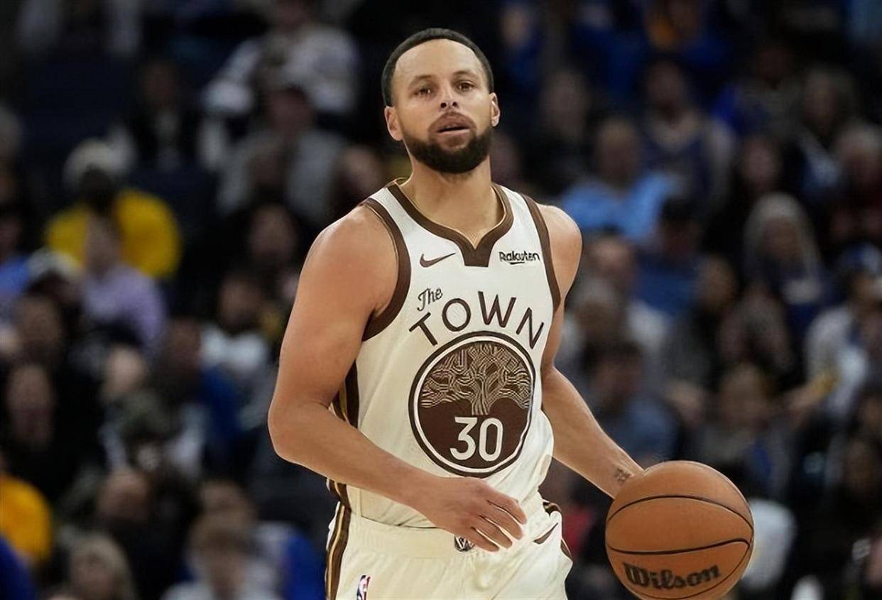 关于遭裁判针对？库里连砍10分泄愤超狼王升至历史第21的信息