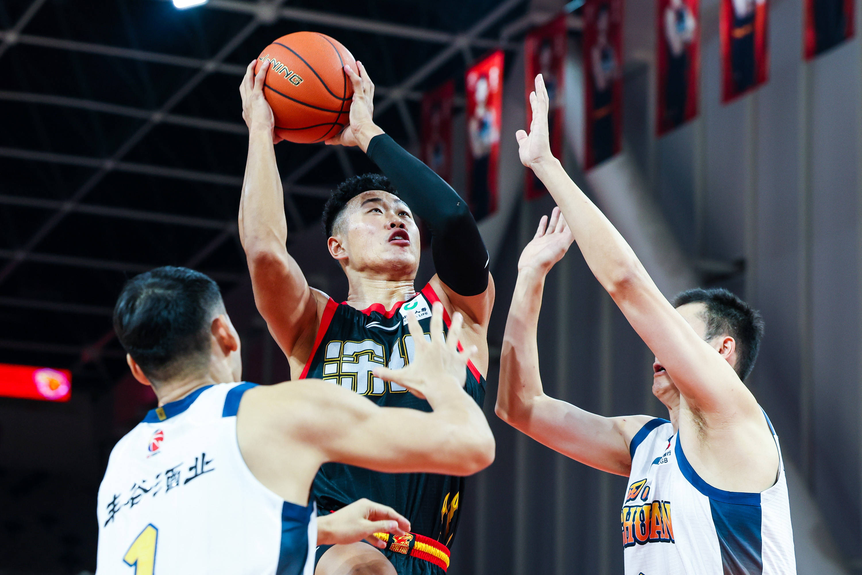 组图：CBA-深圳主场不敌青岛周鹏外线投射的简单介绍