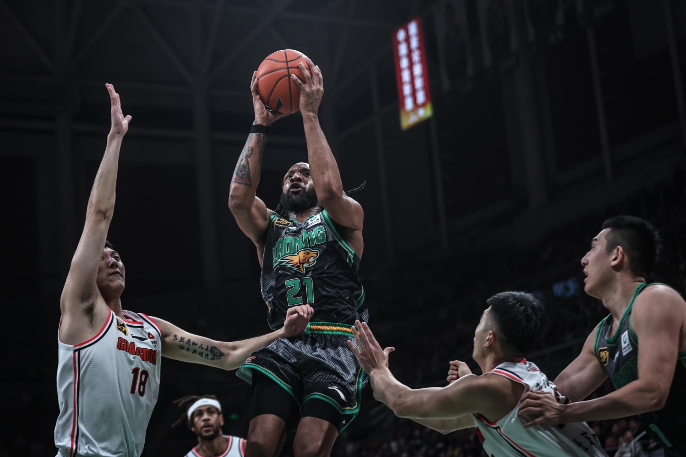 香港金牛发布克罗斯比赛精彩瞬间：全场贡献24分9篮板2助攻1抢断的简单介绍