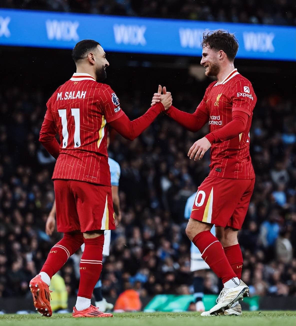 包含拜仁正与利物浦推进迪亚斯转会谈判，在谈6500万英镑转会费的词条