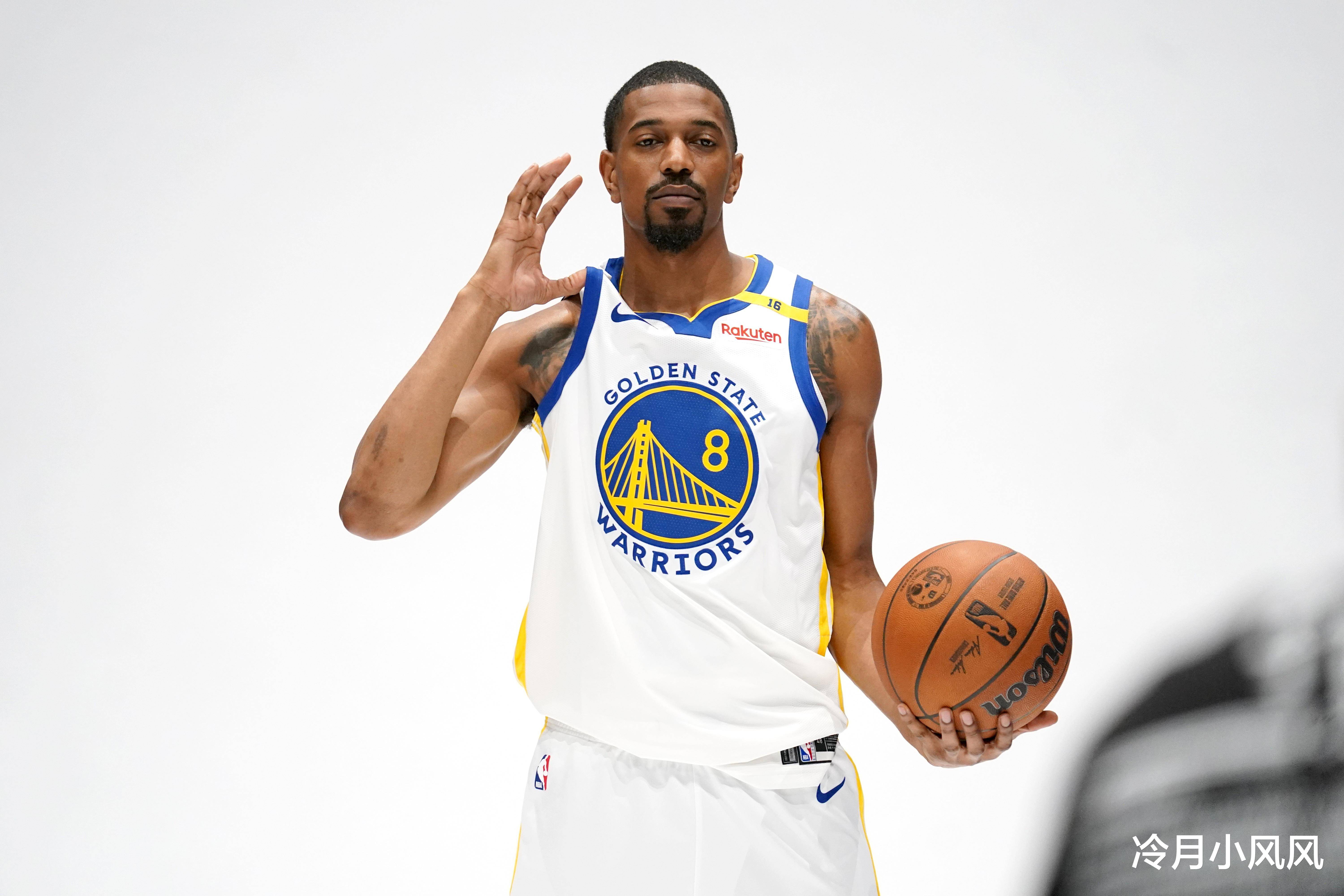 关于赢球的笑容！勇士官方晒库里和理查德的赛场照庆祝胜利的信息