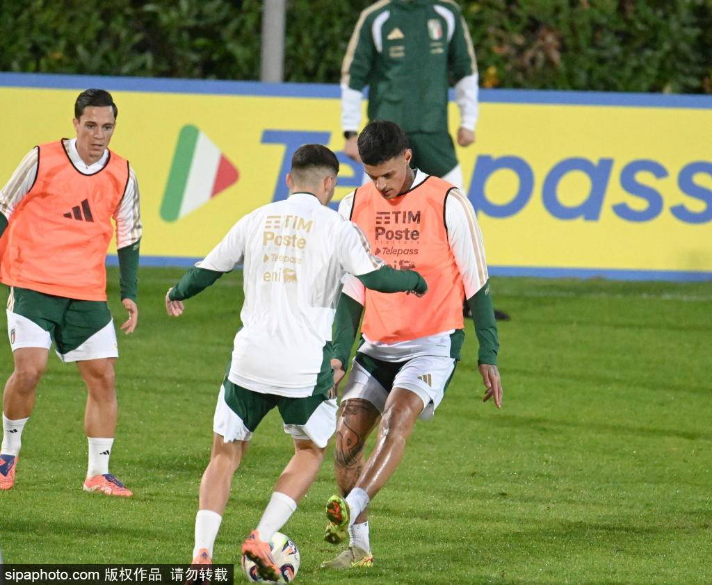 尤文官方晒训练营“访客”：意大利新帅加图索及布冯、博努奇的简单介绍