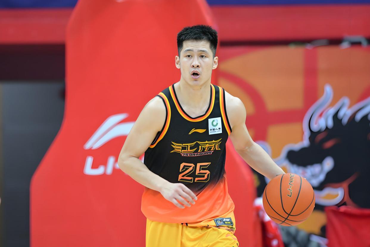 包含曝王哲林三年顶薪续约上海上赛季场均14.8分8篮板的词条