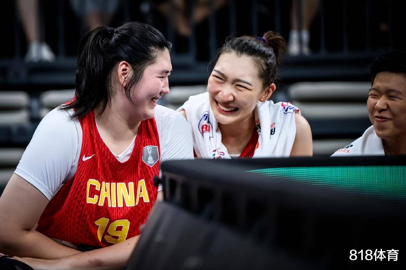 中国女篮狂胜韩国获季军张子宇内线进攻