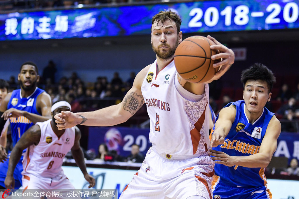 包含劳森全场投篮9中5，罚球2中2得到13分3篮板5助攻的词条