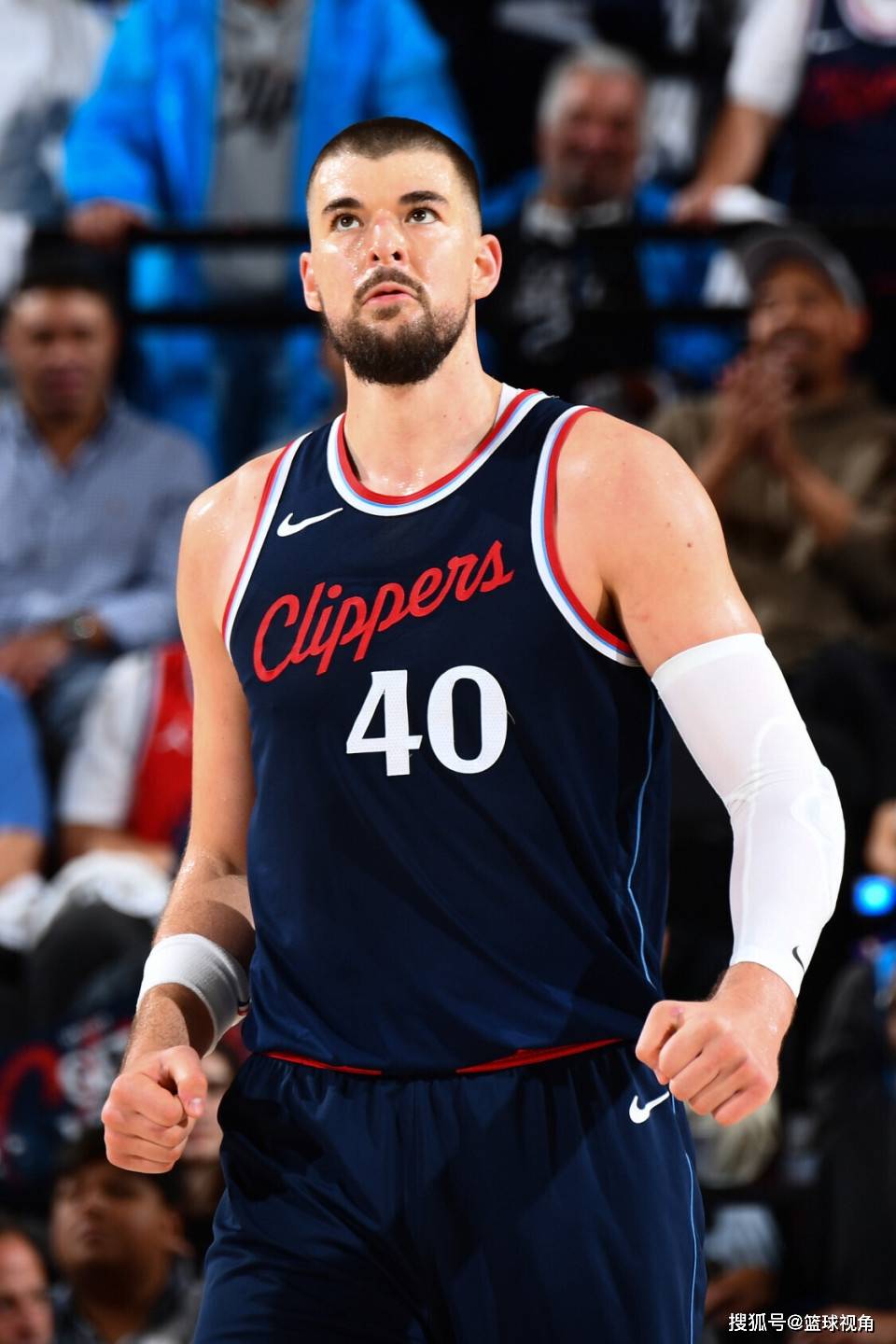 关于快船新赛季预计首发：哈登比尔小卡科林斯祖巴茨的信息