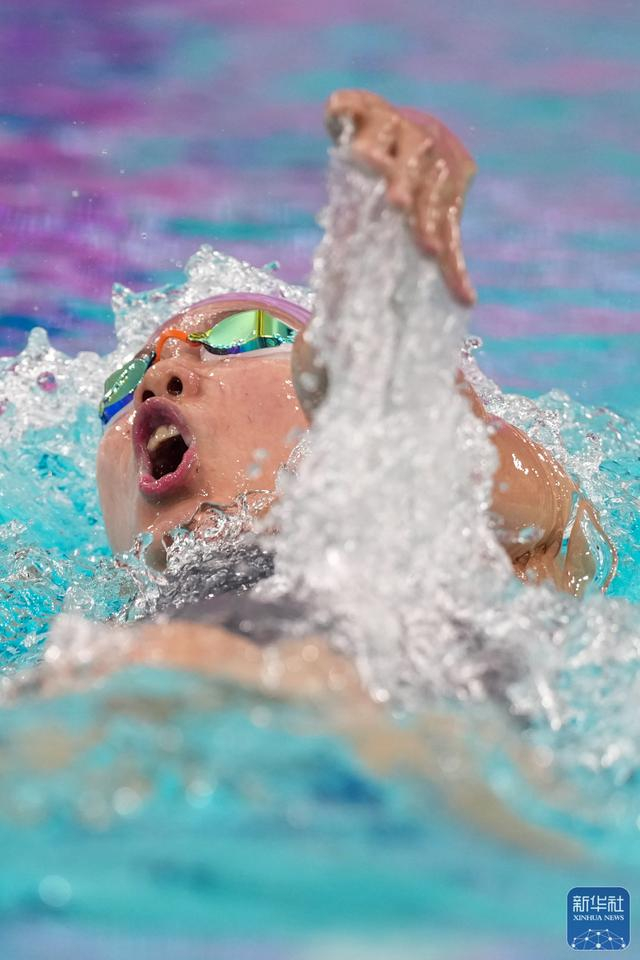 女子200米仰泳：彭旭玮力压美国名将史密斯，小组头名晋级的简单介绍