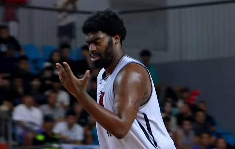 包含浙江男篮球队与外援达米安-琼斯完成续约的词条