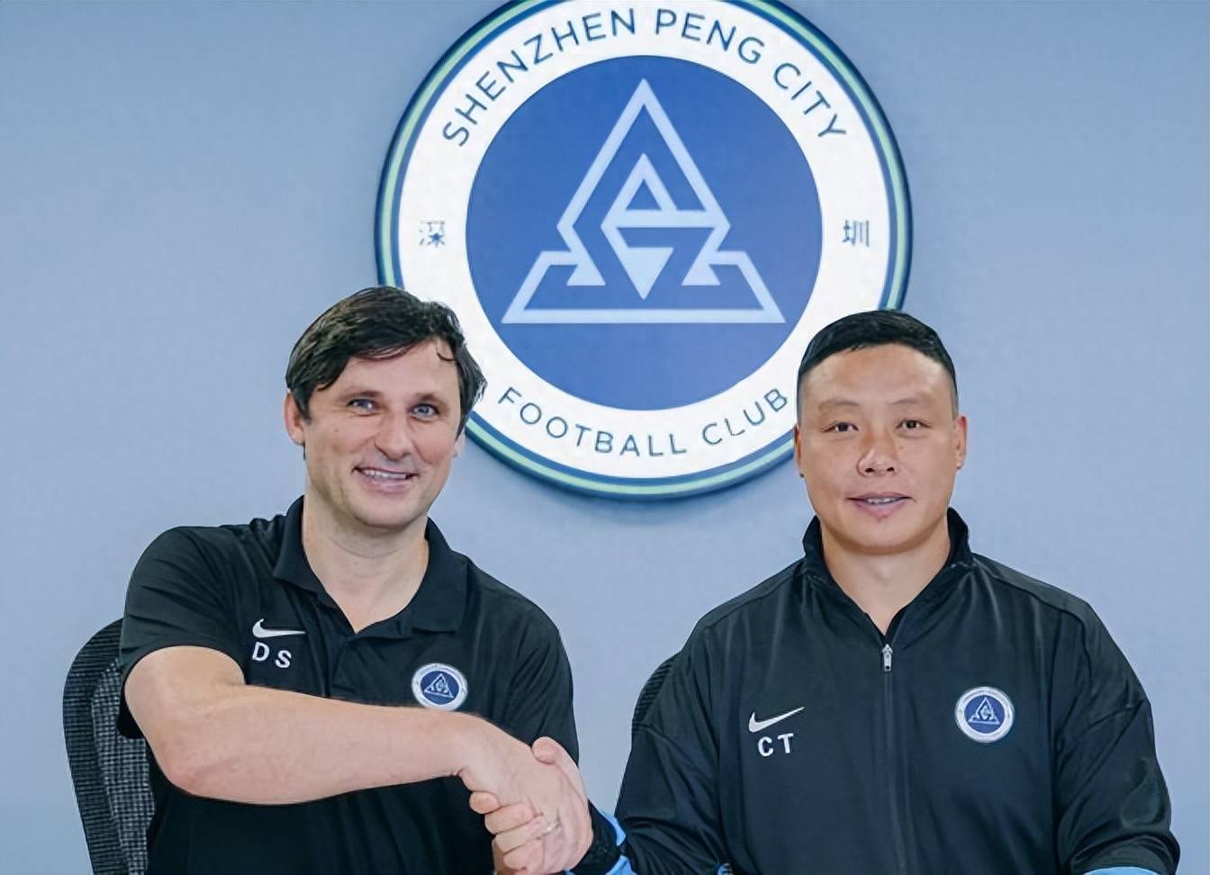 包含邵佳一首次带队!国足集训名单:张玉宁领衔的词条