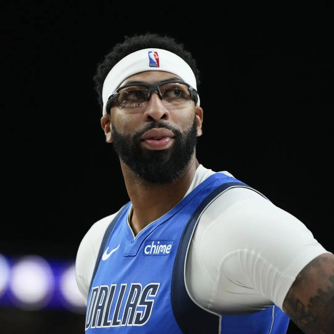 关于独行侠戴维斯交易风波：老鹰急辟谣，勇士坚定不拆三巨头，快船北伐蓄势待发的信息