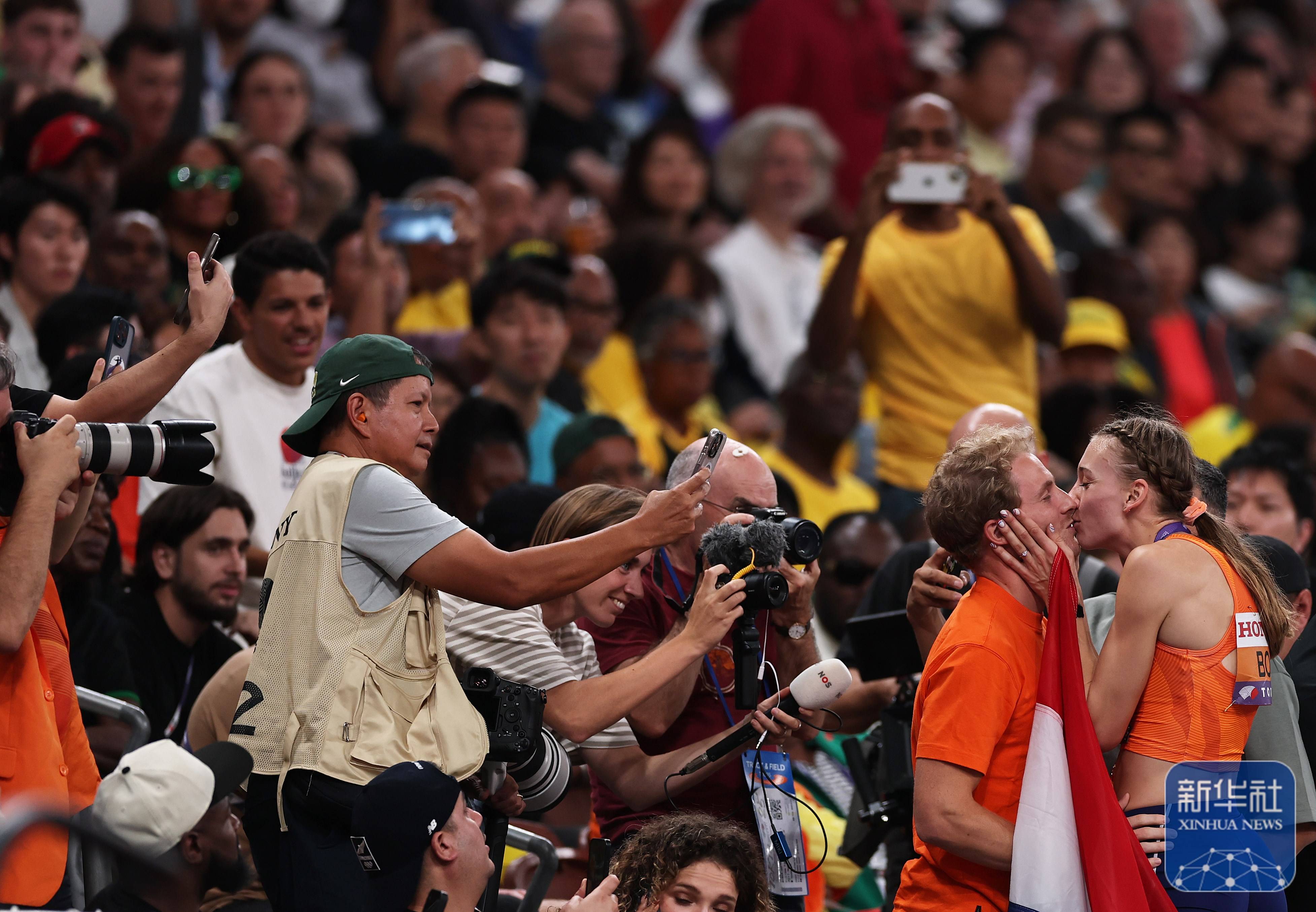 马尔尚获世锦赛200米混合泳冠军，托尼-帕克为其颁发金牌的简单介绍