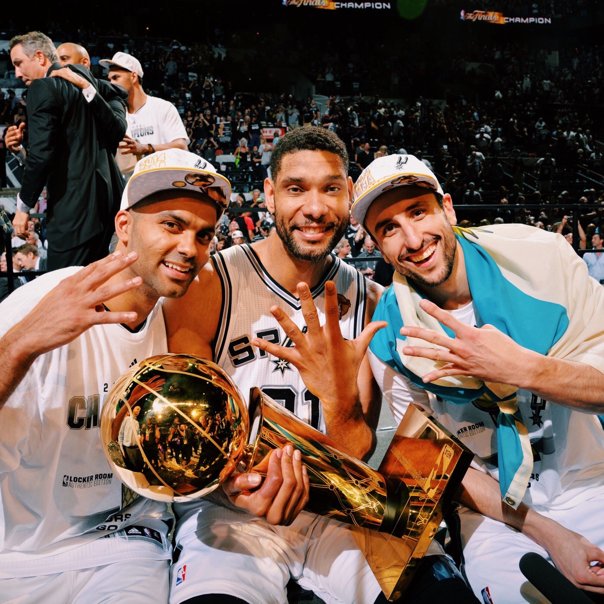 马尔尚获世锦赛200米混合泳冠军，托尼-帕克为其颁发金牌的简单介绍