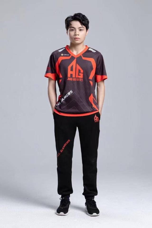 关于前王者荣耀冠军选手，遭到俱乐部解约并追究法律责任的信息