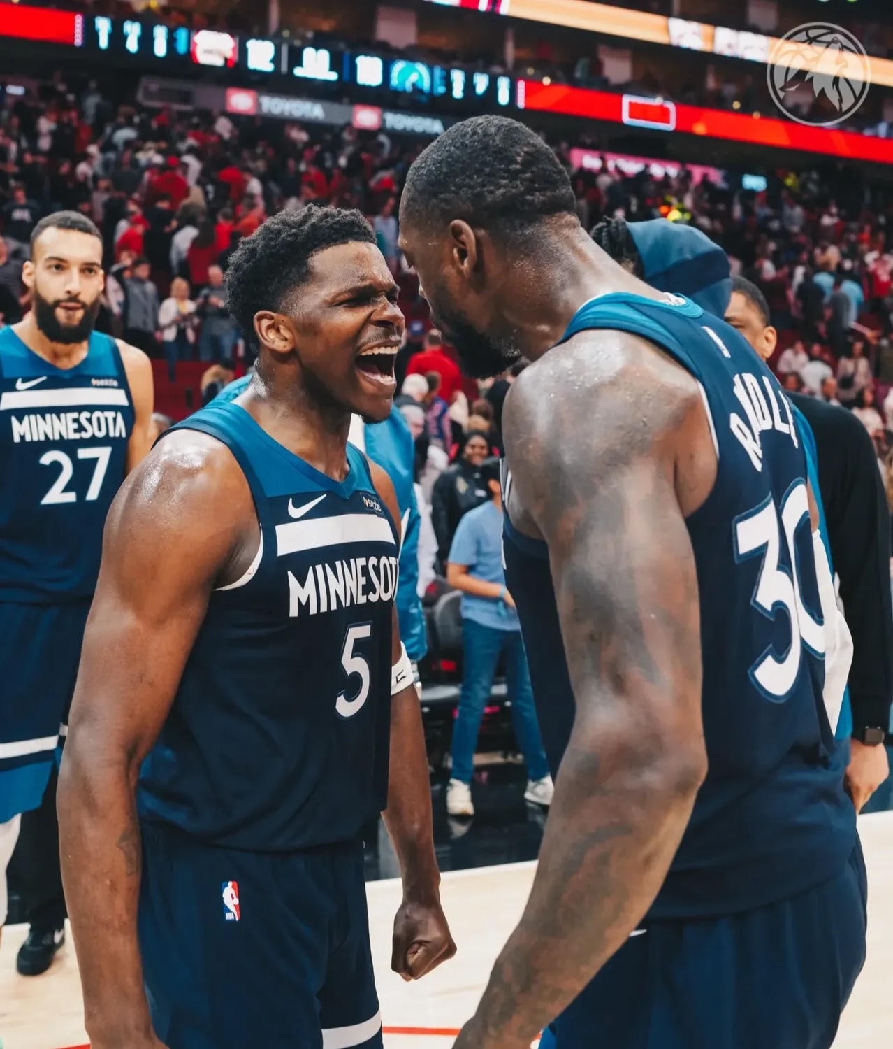 约翰逊34+10爱德华兹30分老鹰大胜森林狼止七连败的简单介绍