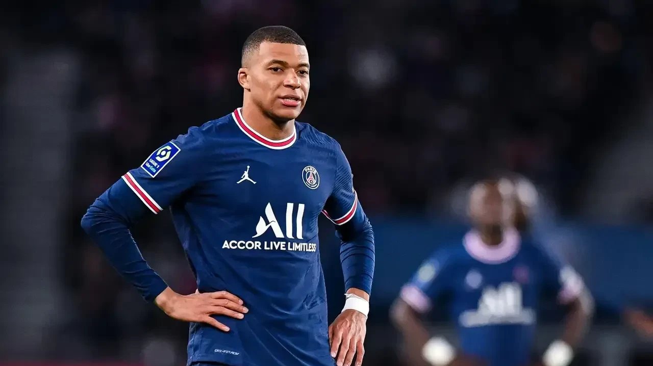 包含拒绝提供顶薪！皇马高层摊牌！2亿巨星心生不满，姆巴佩偷着乐的词条