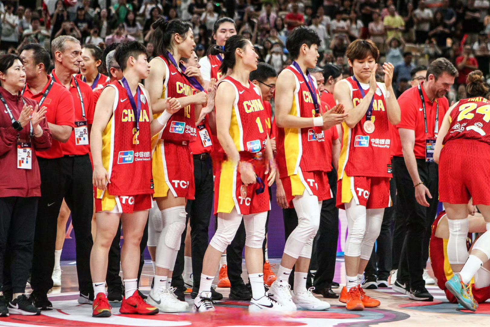 颁奖仪式：中国女篮领铜牌全队严肃杨舒予王思雨等多人难过落泪的简单介绍