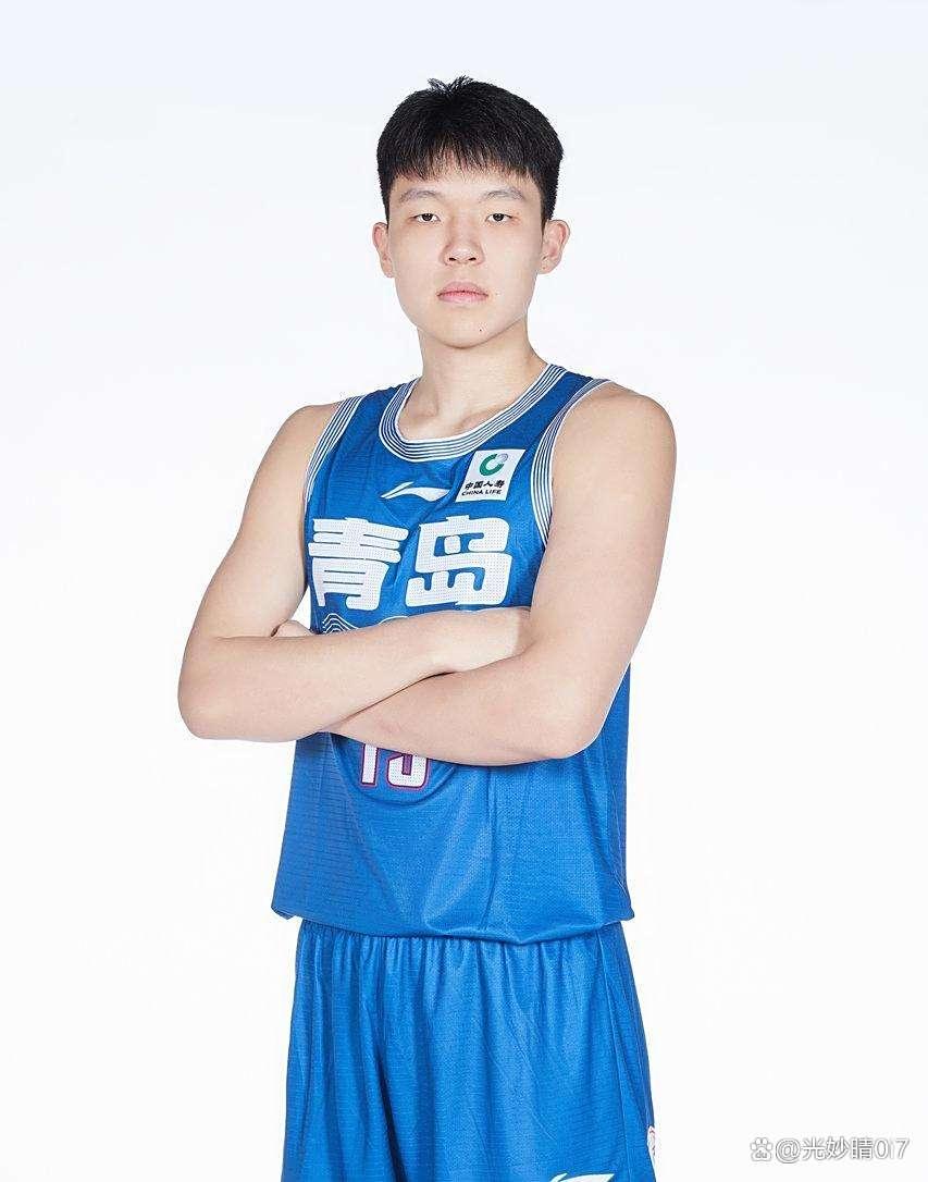 杨瀚森目前已离开青岛，明天将从中国香港飞回美国的简单介绍