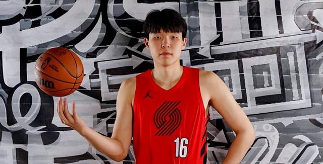 杨瀚森目前已离开青岛，明天将从中国香港飞回美国的简单介绍