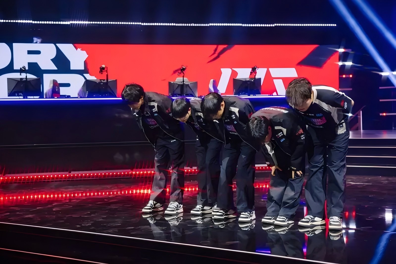 包含LPL最强战队惨遭群嘲！开赛2连败一场不赢，被LCK队伍打懵了？的词条