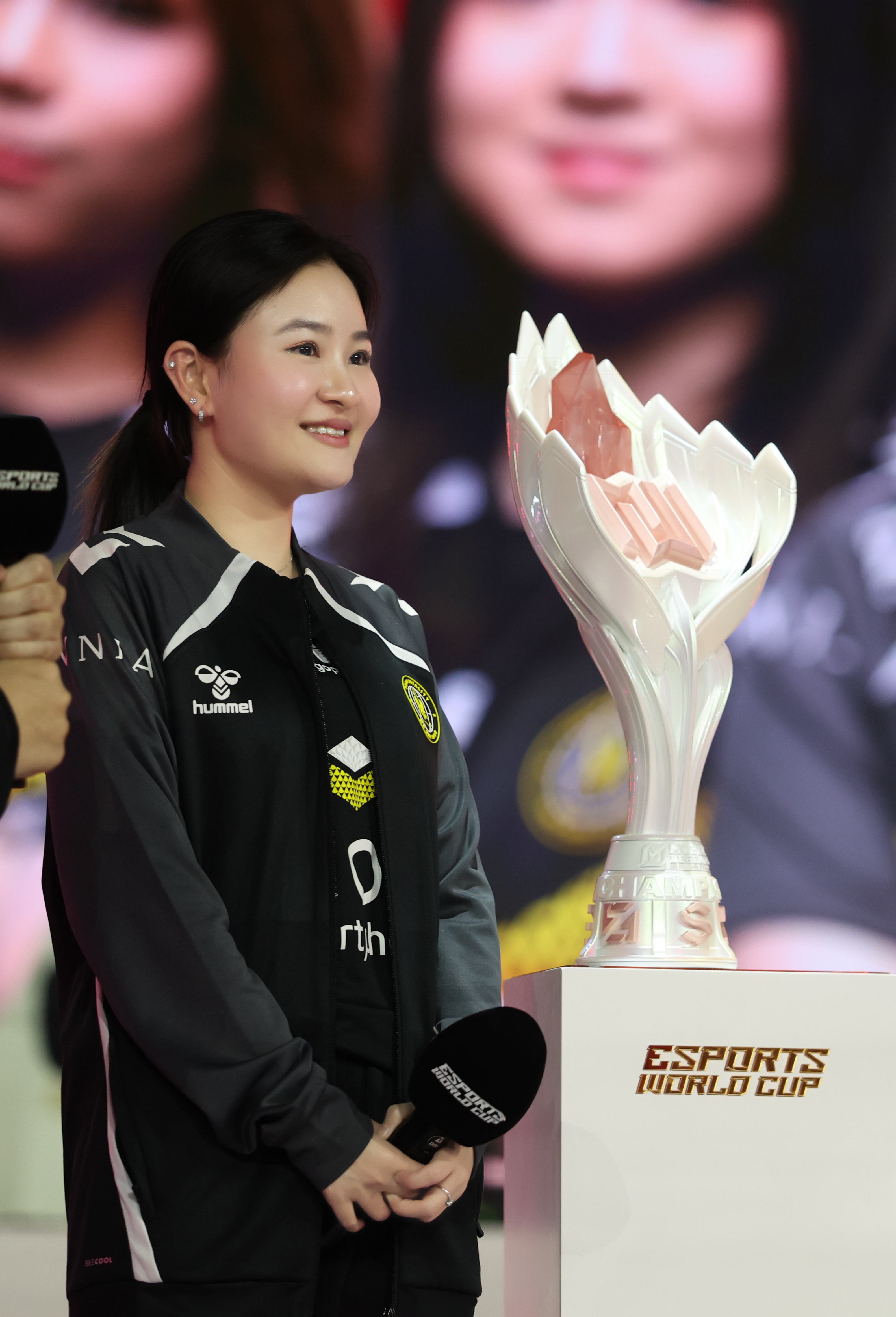 包含完美世界预计上半年扭亏为盈；中国战队VKG夺得2025沙特电竞世界杯《Apex英雄》项目冠军丨游戏早参的词条