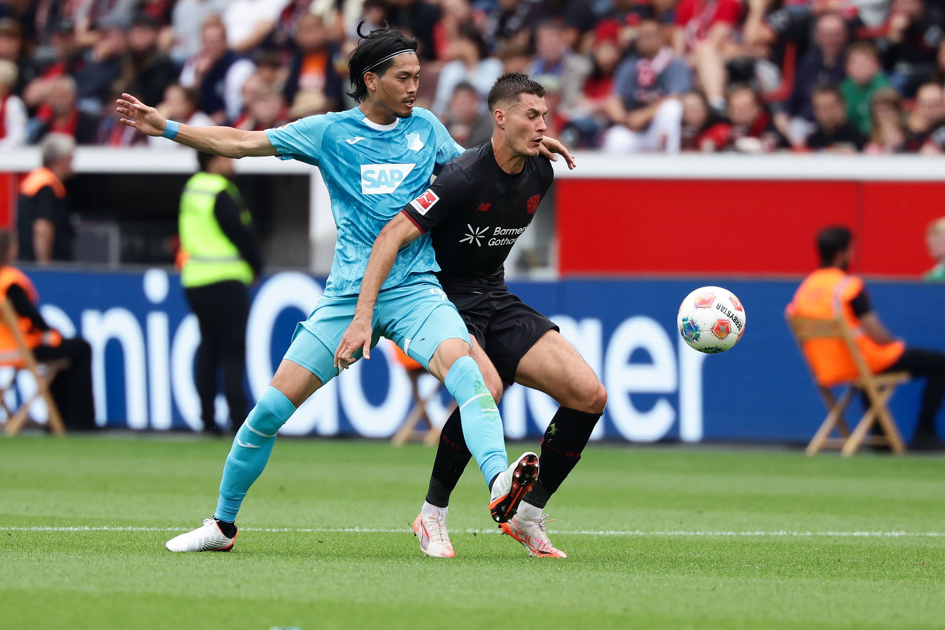 关于勒沃库森季前首秀惨败，滕哈格首秀遇冷的信息