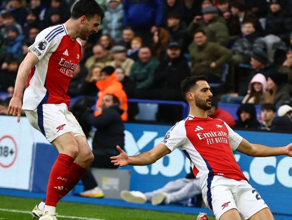 关于利物浦提高报价敲定小将威尔-赖特，赢得与阿森纳的争夺战的信息