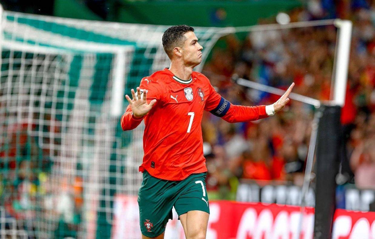 关于40岁40球！梅开二度制霸射手榜C罗发老爷爷笑哭表情自嘲的信息