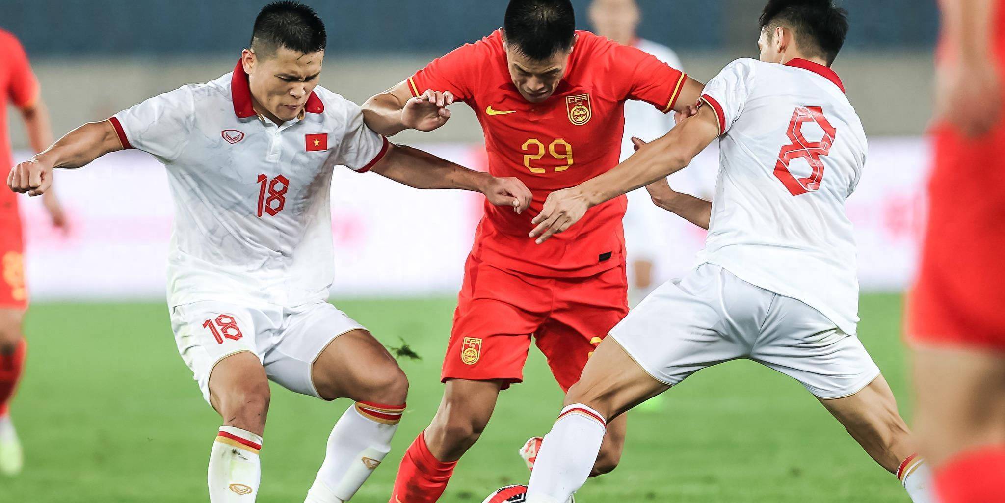 包含【深度】国足在下行区惯性滑动三观察点充满矛盾的词条