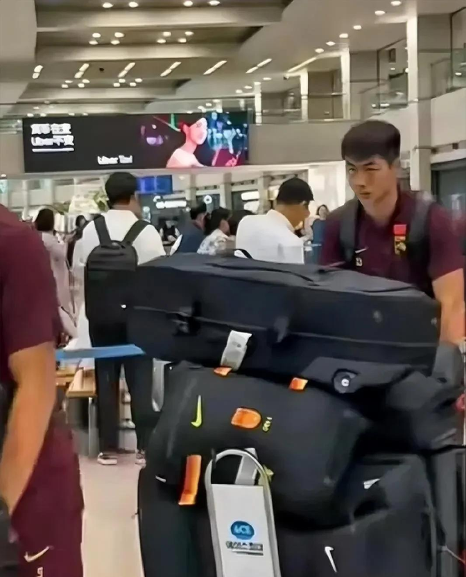 关于行李过多？国足官方回应：56件装备行李具体情况如下的信息