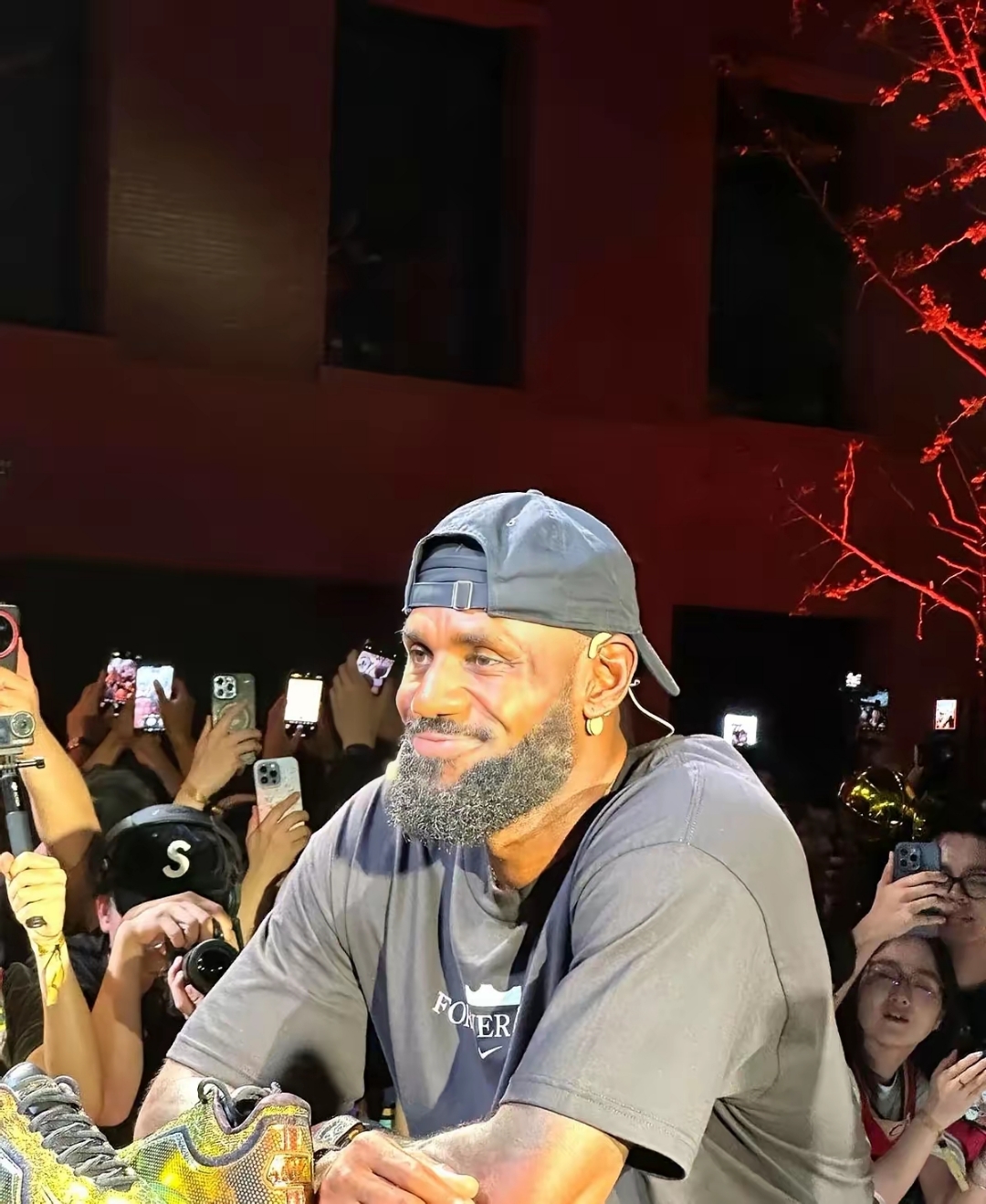 包含没有的事，里奇·保罗否认曾通过勒布朗·詹姆斯影响湖人队决策的词条