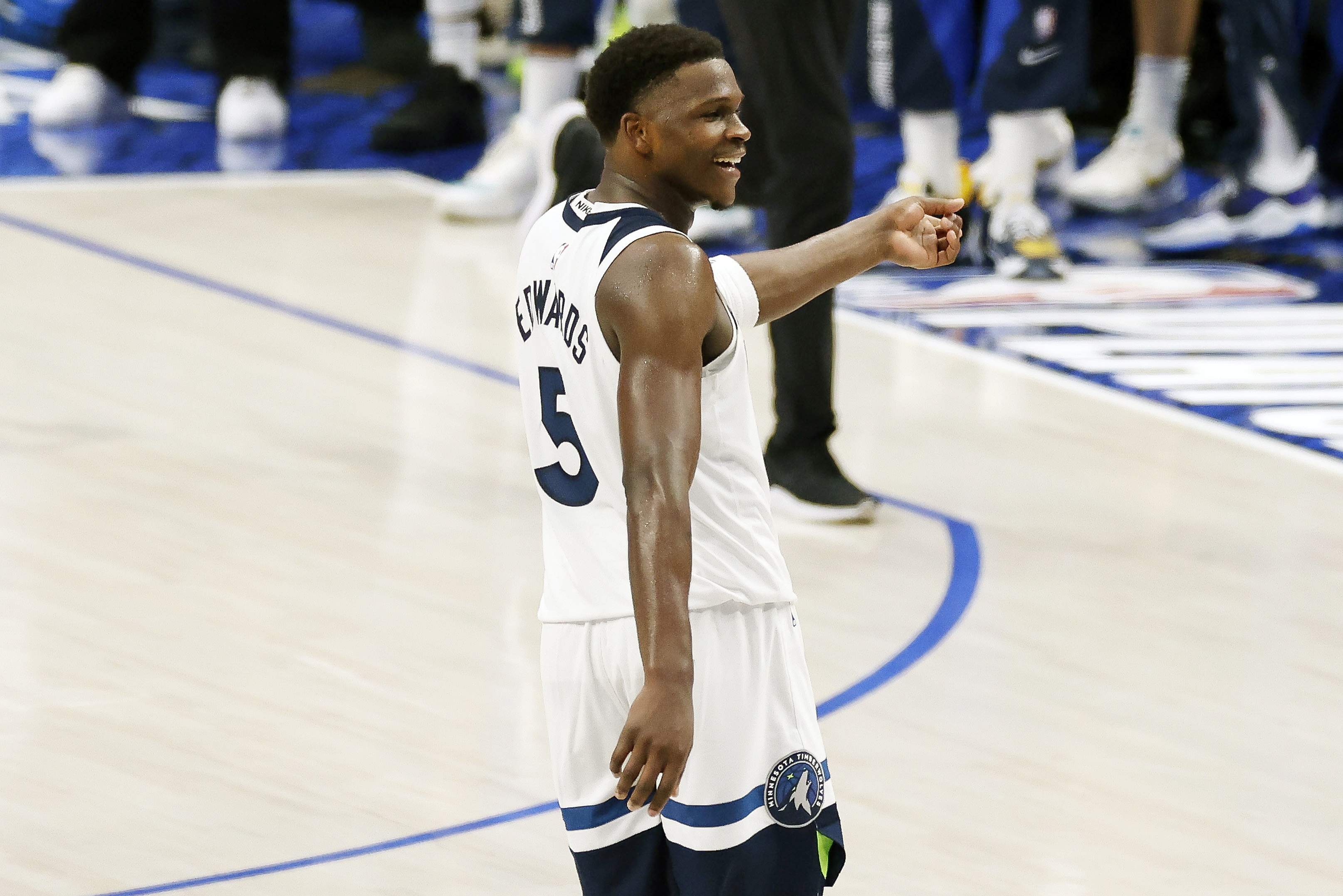 关于爱德华兹35+6麦科勒姆20分森林狼大胜奇才的信息