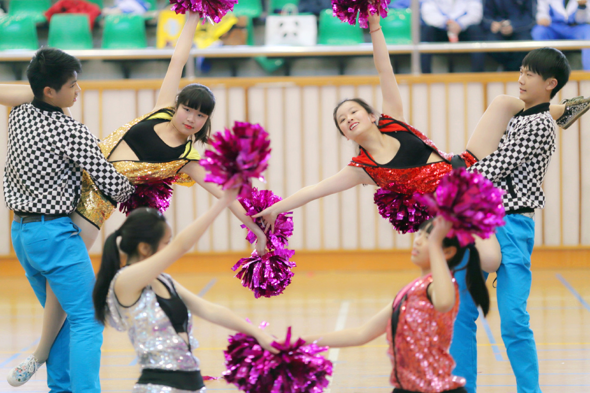 媒体人分享东超啦啦队舞蹈片段：先回顾一下昨天的东超啦啦队表演的简单介绍