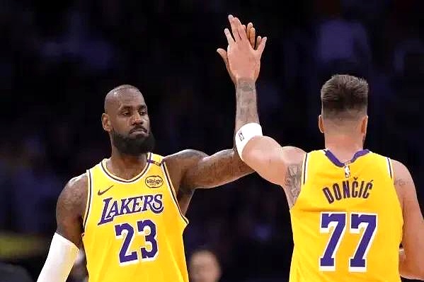 东契奇体能成隐患,关键时刻依赖詹姆斯到底谁才是真老将?的简单介绍 东契奇体能成隐患,关键时刻依赖詹姆斯到底谁才是真老将?的简单介绍