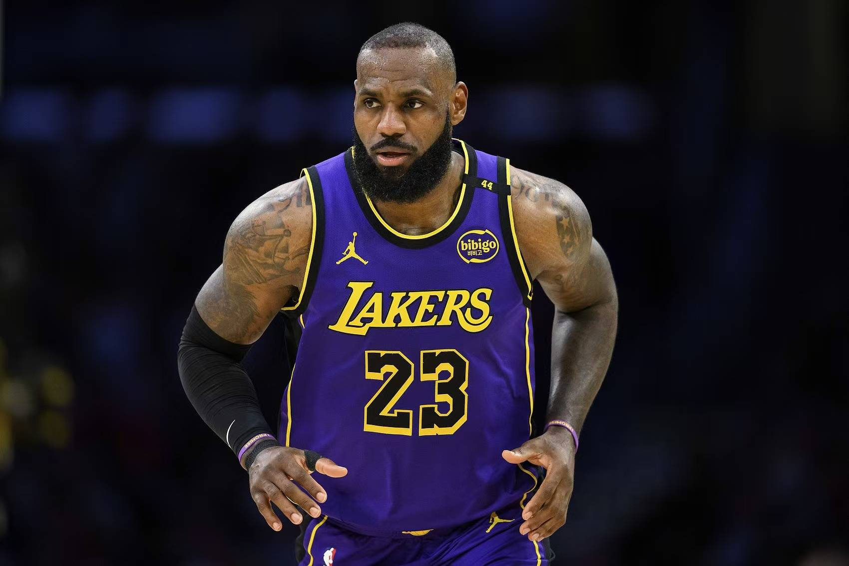 关于老骥伏枥！勒布朗-詹姆斯当选今日JRs评选最佳球员的信息