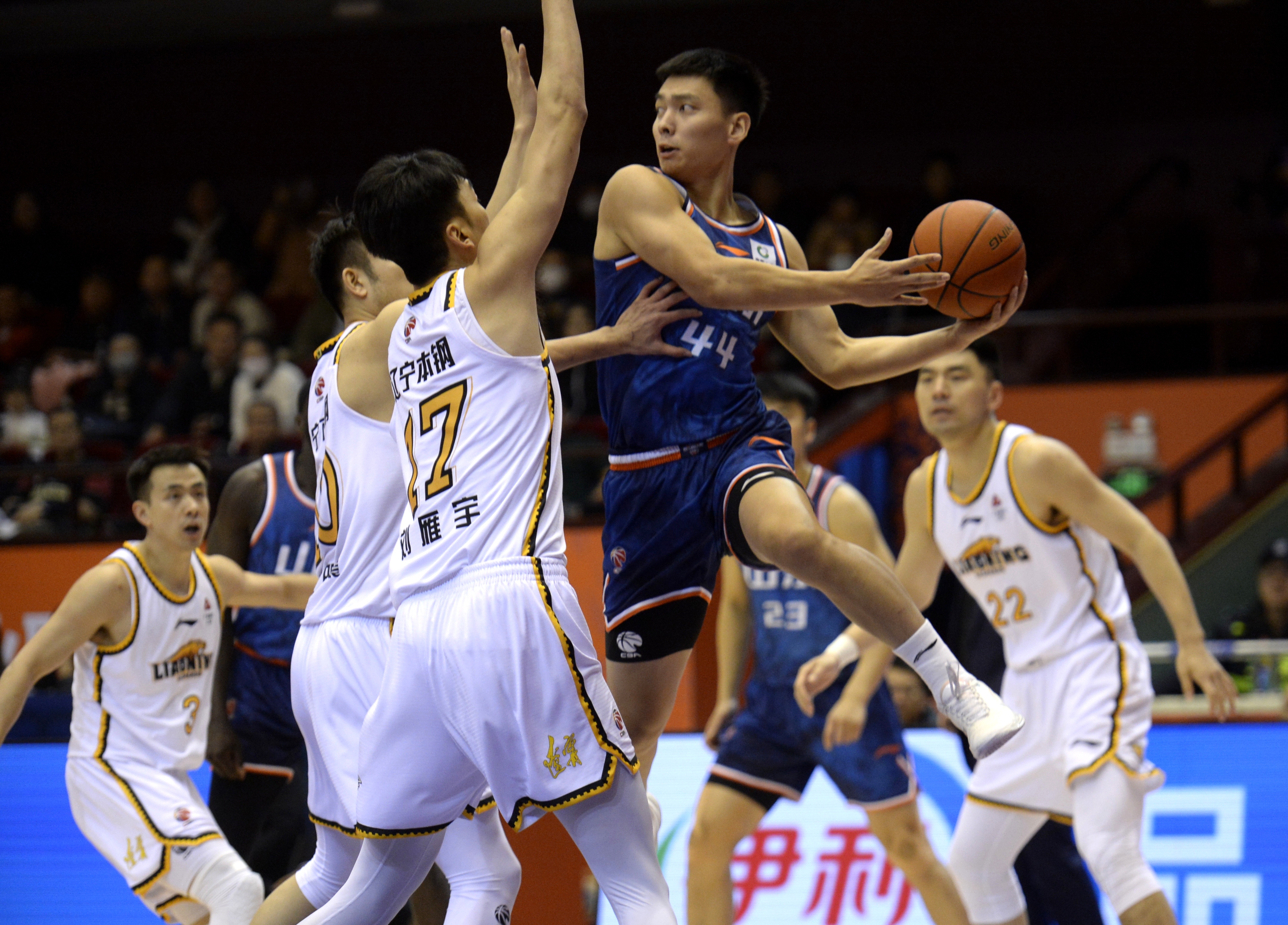 CBA常规赛：辽宁本钢队不敌上海久事队