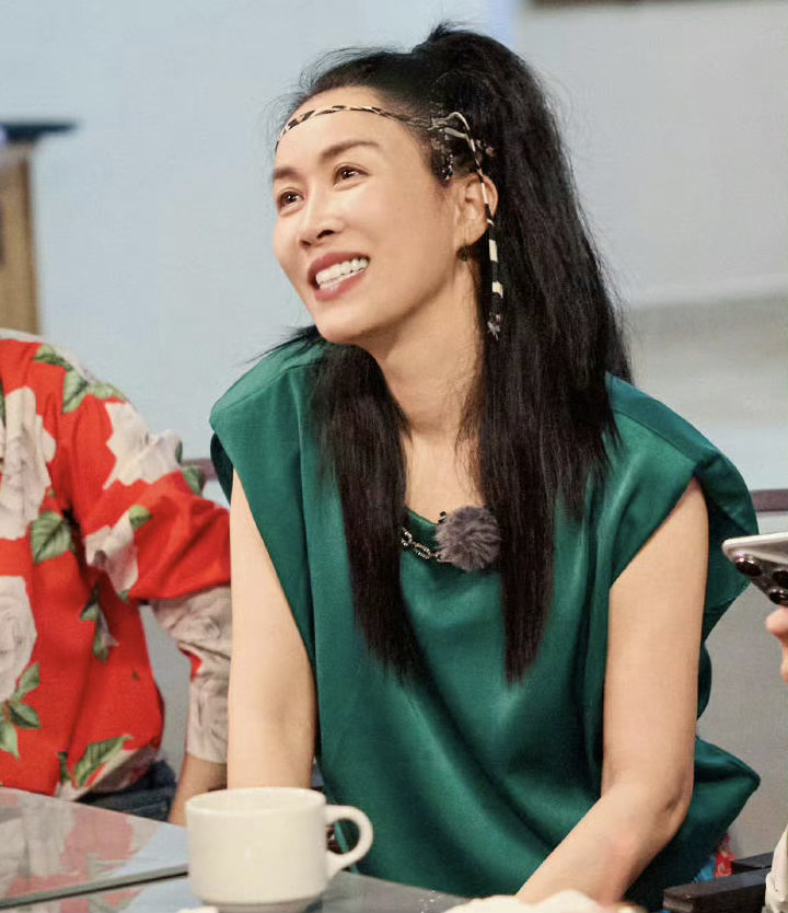 前国脚高峰现状：与那英恋爱却出轨，曾2次入狱，如今54岁很沧桑的简单介绍