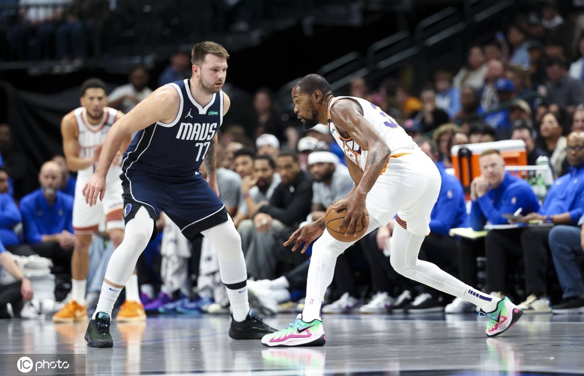 戴维斯26+12杜兰特34分独行侠险胜火箭的简单介绍