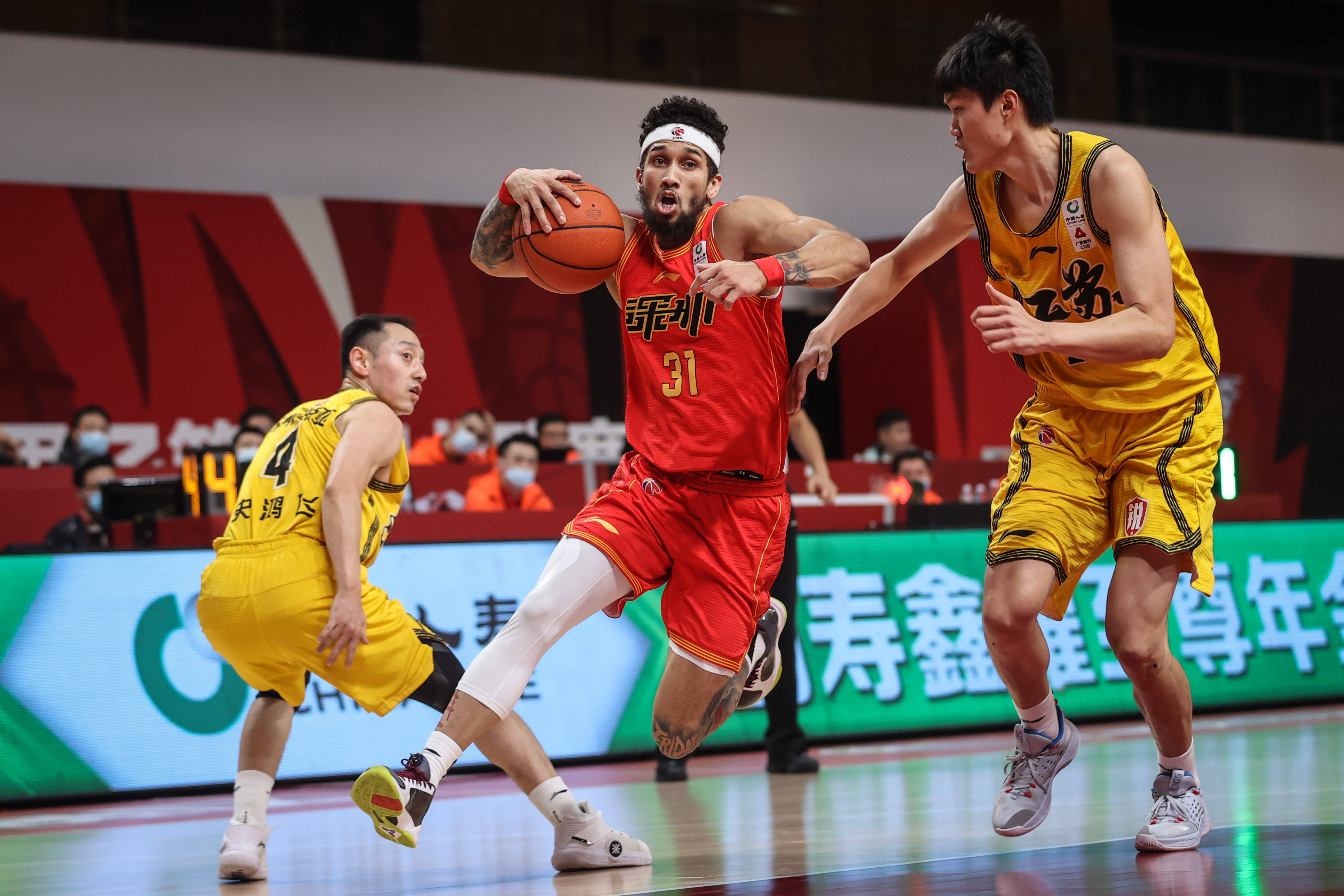 关于CBA常规赛：深圳马可波罗胜浙江稠州金租的信息